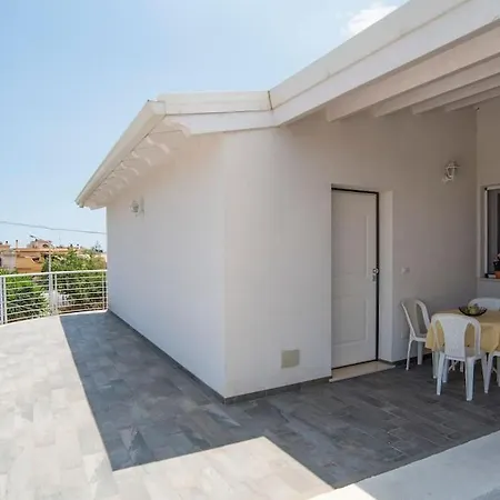 White * Avola
