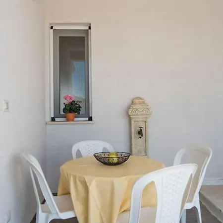 White * Avola