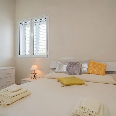 Апартаменты White Авола